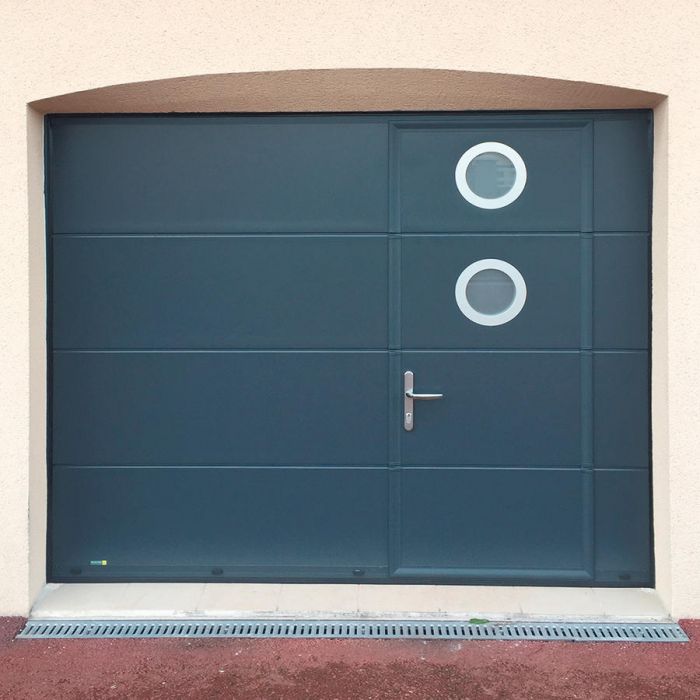Porte Garage Ouverture Sectionnelle Plafond avec porte piéton à droite ou à gauche 